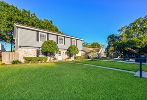 7310 Ridge Oak Dr in Houston, TX - Building Photo