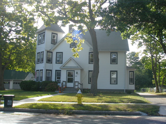 66 Cedar Ave in Patchogue, NY - Foto de edificio - Building Photo