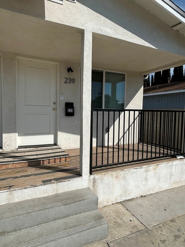 239 E 104th St in Los Angeles, CA - Foto de edificio - Building Photo
