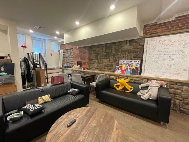 1616 Beacon St, Unit 2 in Brookline, MA - Foto de edificio - Building Photo