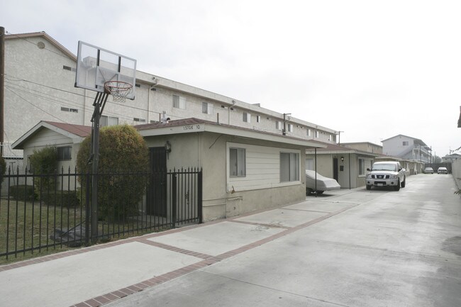 13706 Kornblum Ave in Hawthorne, CA - Foto de edificio - Building Photo