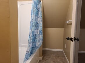 914 S Center St, Unit 3 in Bloomington, IL - Building Photo - Building Photo