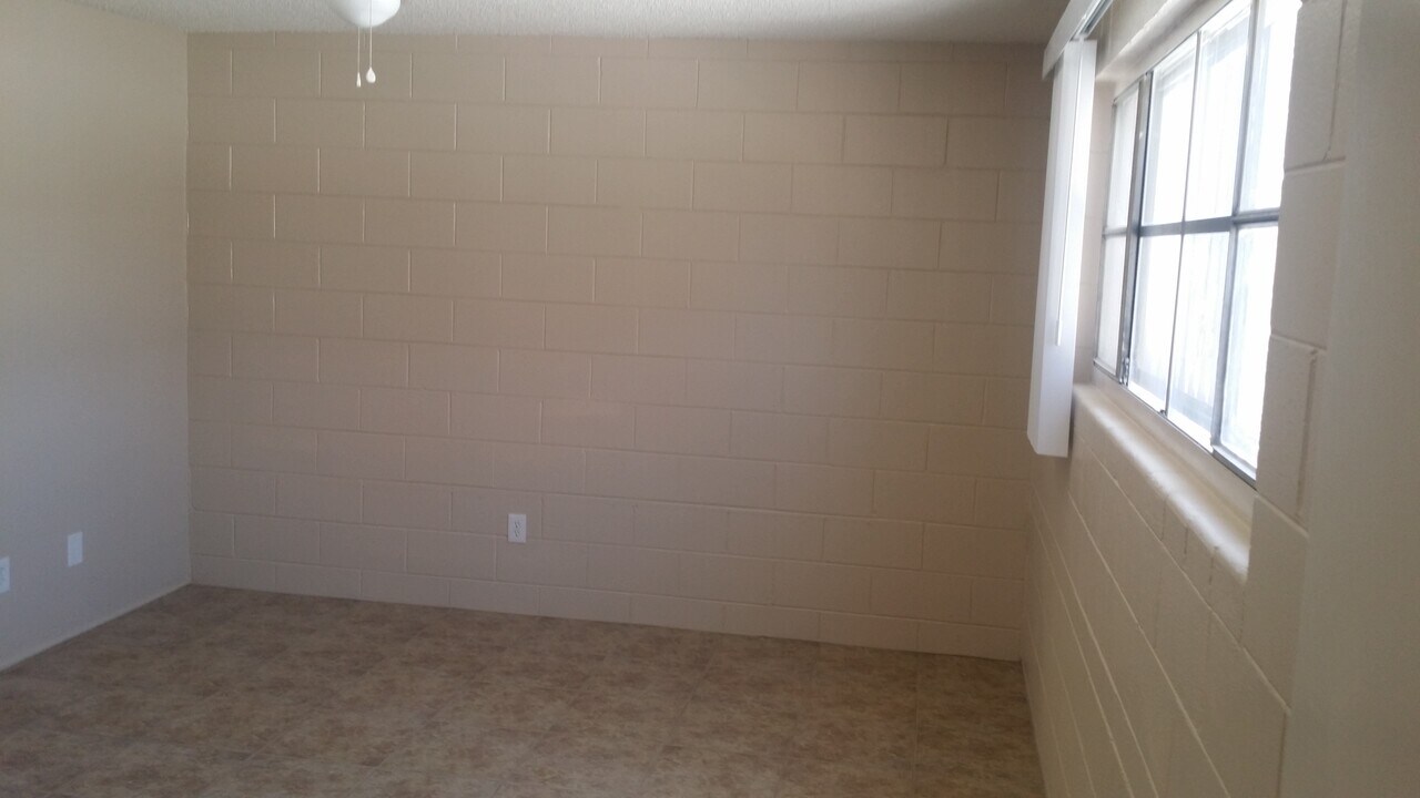 428 W Foothill Blvd in Azusa, CA - Building Photo