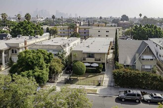 2720 Raymond Ave in Los Angeles, CA - Foto de edificio - Building Photo