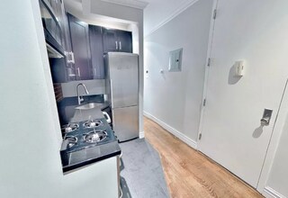 325 W 16th St in New York, NY - Building Photo - Building Photo