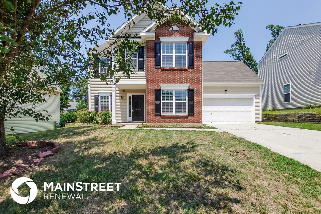 7005 Chieftain Dr in Charlotte, NC - Building Photo