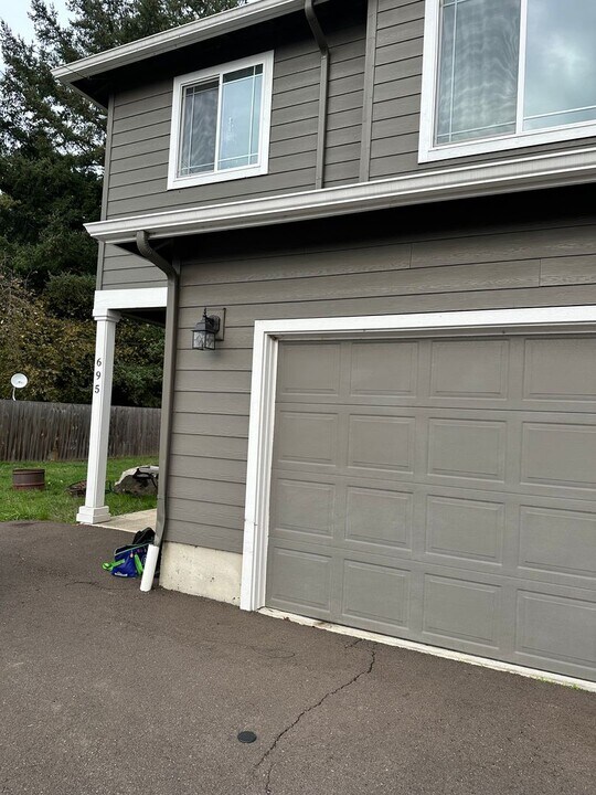 695 E Grant St in Lebanon, OR - Building Photo
