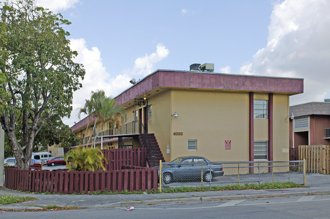 4393 NW 11th St in Miami, FL - Building Photo - Building Photo