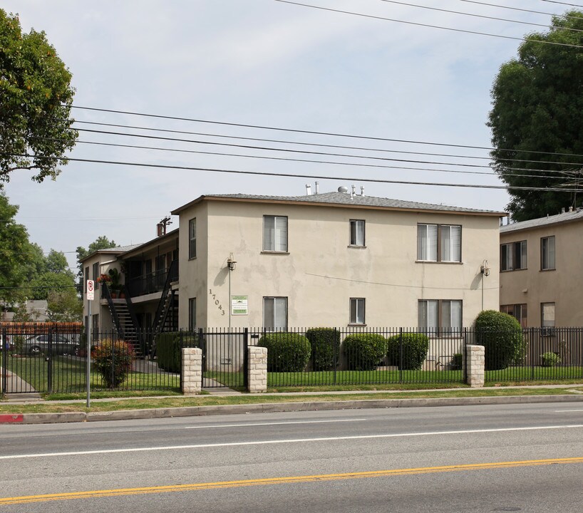 17043 Vanowen St in Van Nuys, CA - Building Photo