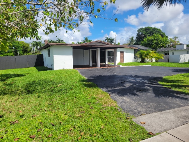 10605 SW 112th St in Miami, FL - Building Photo - Building Photo