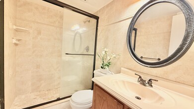 1302 NE 191st St, Unit A-118 in North Miami Beach, FL - Building Photo - Building Photo