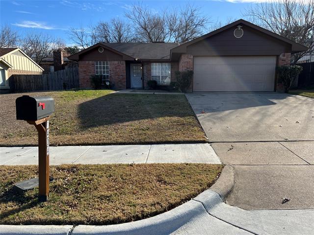 1404 Legget St in Arlington, TX - Building Photo