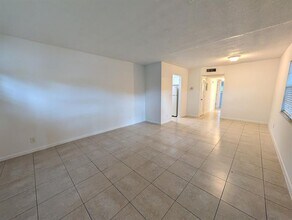 481 Sunshine Dr in Coconut Creek, FL - Building Photo - Building Photo