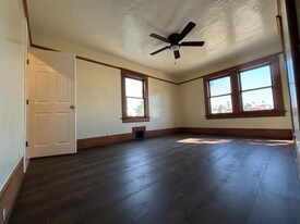 526 W 49th St in Los Angeles, CA - Building Photo