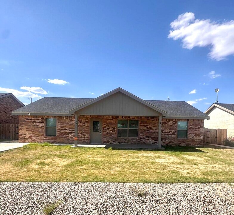 802 NW Ave K in Seminole, TX - Building Photo