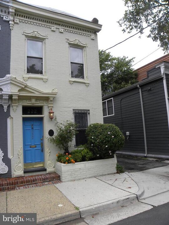 222 N Patrick St in Alexandria, VA - Building Photo