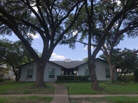 3957 High Summit Dr in Dallas, TX - Building Photo