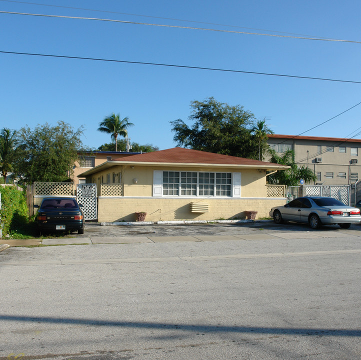 571 NE 67th St in Miami, FL - Foto de edificio