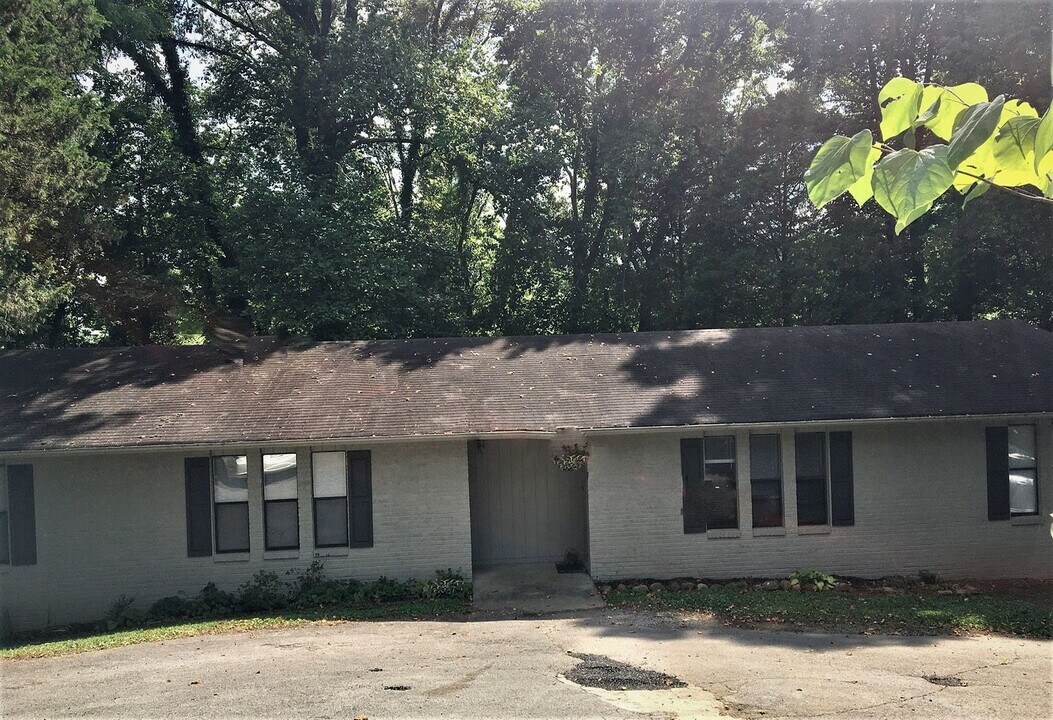 701 Crest Forest Rd in Knoxville, TN - Foto de edificio