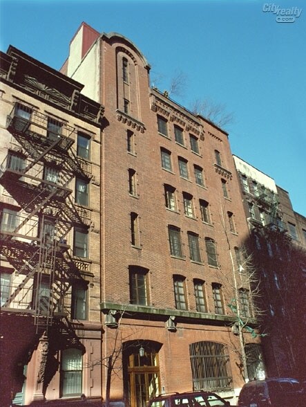 131 Perry St in New York, NY - Building Photo