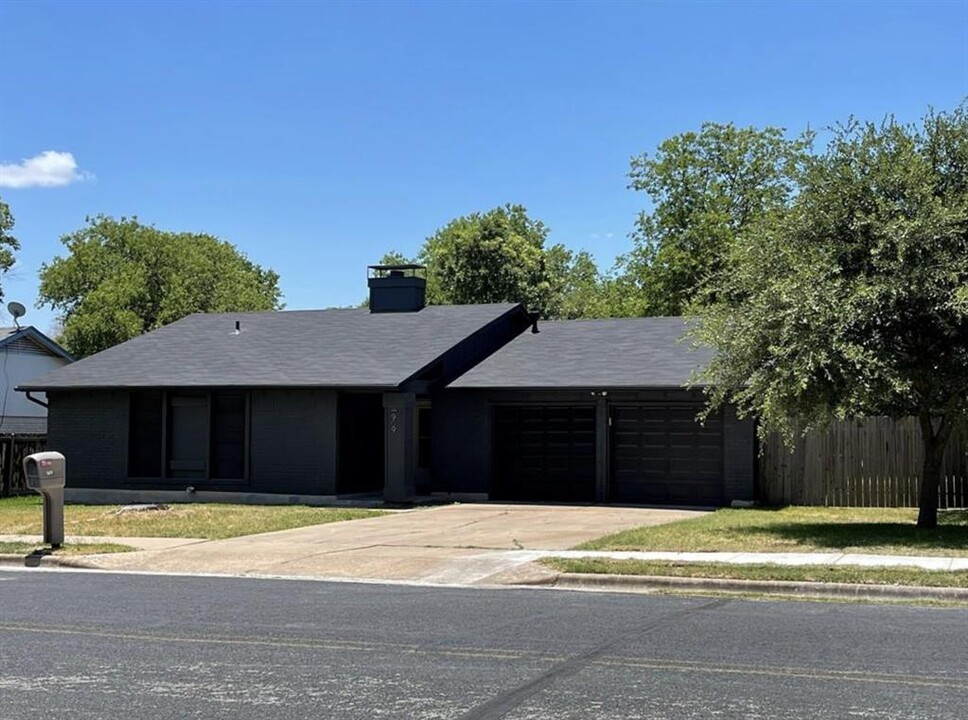 909 Cripple Creek Dr in Austin, TX - Building Photo