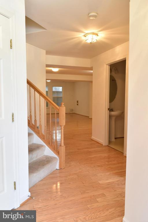 2542 Banshire Dr in Herndon, VA - Building Photo - Building Photo