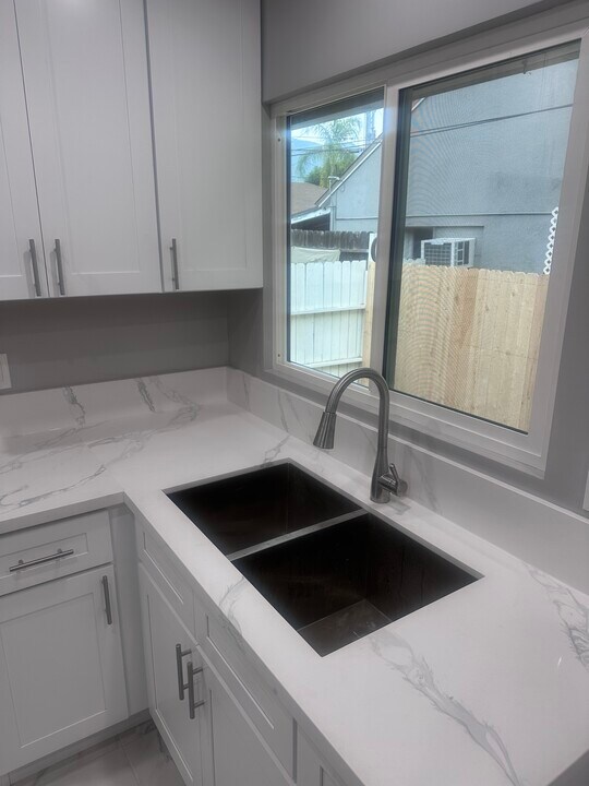 1810 W Alameda Ave, Unit A in Burbank, CA - Building Photo