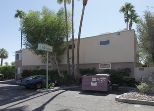 Ville Orleans in Palm Springs, CA - Building Photo - Building Photo