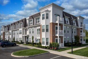 75 Circle Dr in Islip, NY - Building Photo