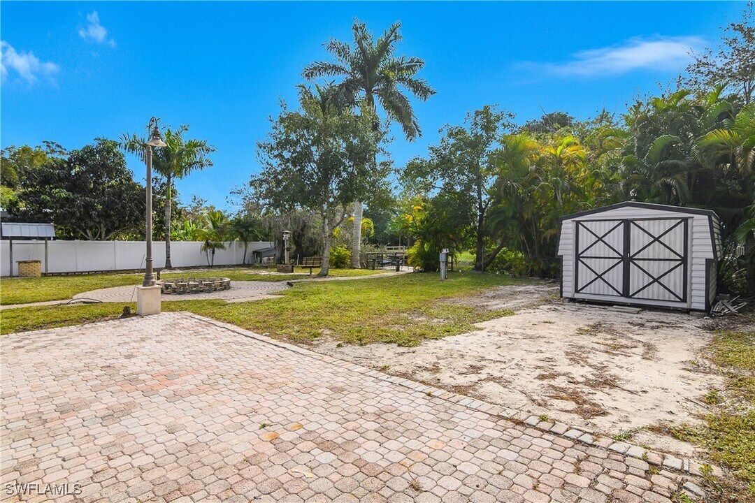 48 Republic Dr in Naples, FL - Building Photo