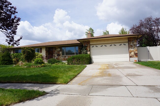 property at 1451 Knollwood Dr