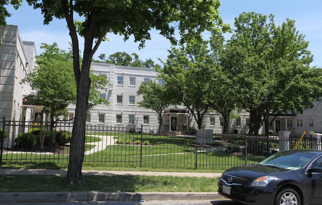 Manor View 2 Condominiums in Washington, DC - Foto de edificio - Building Photo