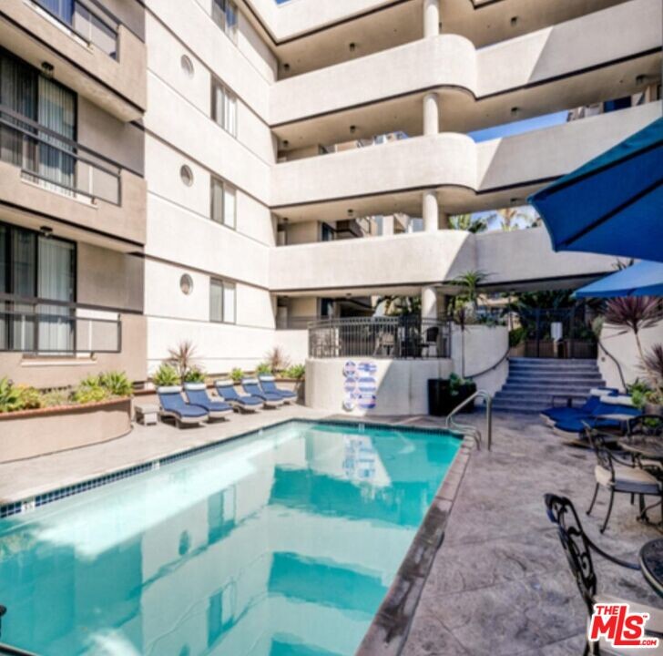 740 Burnside Ave in Los Angeles, CA - Building Photo