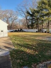 22 Laurel Ln in Lincoln, RI - Foto de edificio - Building Photo