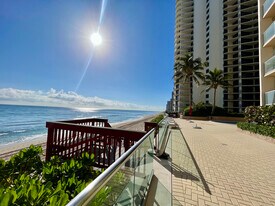 5440 N Ocean Dr in Riviera Beach, FL - Building Photo