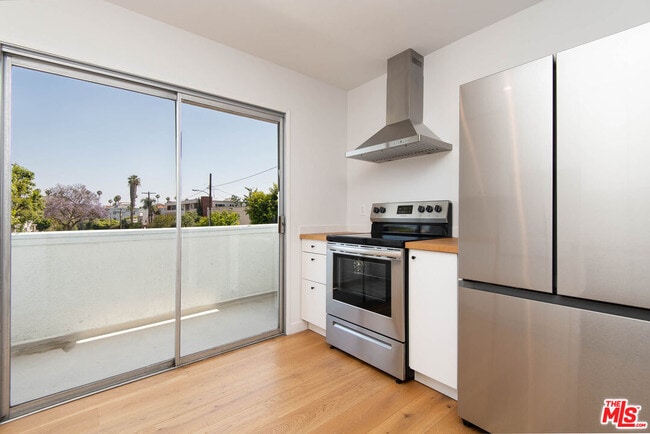 5935 Chula Vista Way in Los Angeles, CA - Building Photo - Building Photo