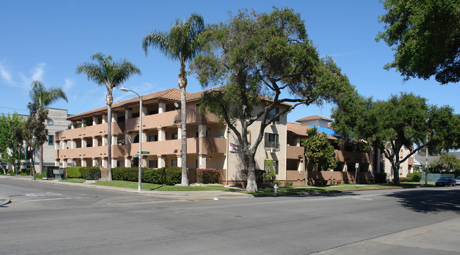 Oak Street Apartments in Santa Ana, CA - Building Photo - Building Photo