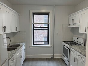21-43 29th St, Unit 3A in Queens, NY - Foto de edificio - Building Photo