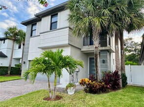 4915 Whispering Way in Fort Lauderdale, FL - Building Photo - Building Photo