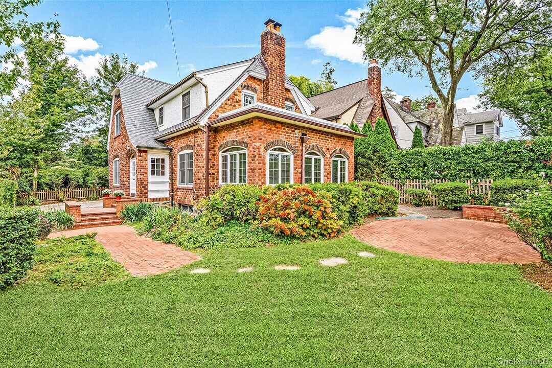21 Forest Park Ave in Larchmont, NY - Building Photo
