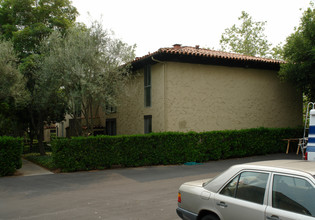 Los Robles in Santa Barbara, CA - Building Photo - Building Photo