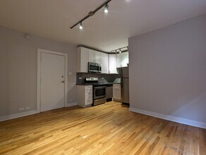 2430 N Kedzie Blvd, Unit 205 in Chicago, IL - Foto de edificio - Building Photo