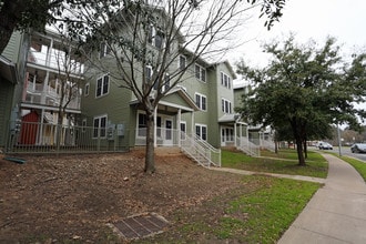 Lyons Gardens in Austin, TX - Building Photo - Building Photo