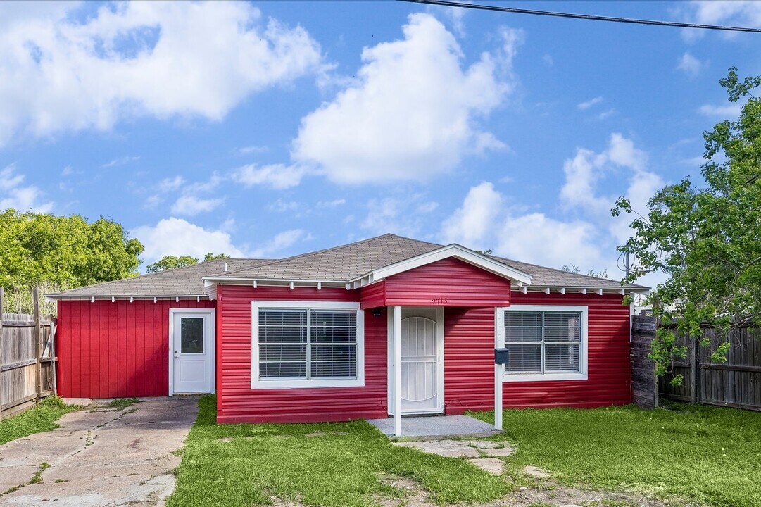 9713 Richcroft St in Houston, TX - Building Photo