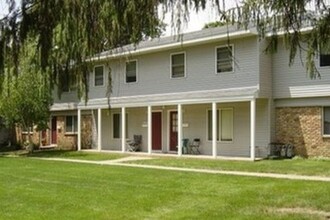 Colonial Apartments in Champaign, IL - Building Photo - Building Photo