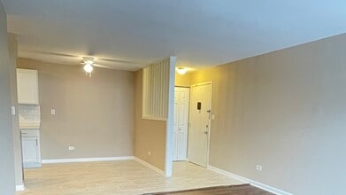 1035 Higgins Quarters Dr in Hoffman Estates, IL - Building Photo - Building Photo