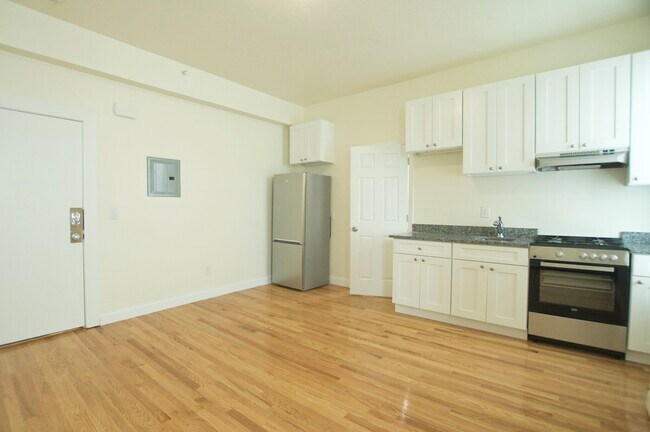 518 E Broadway, Unit 5 photo'