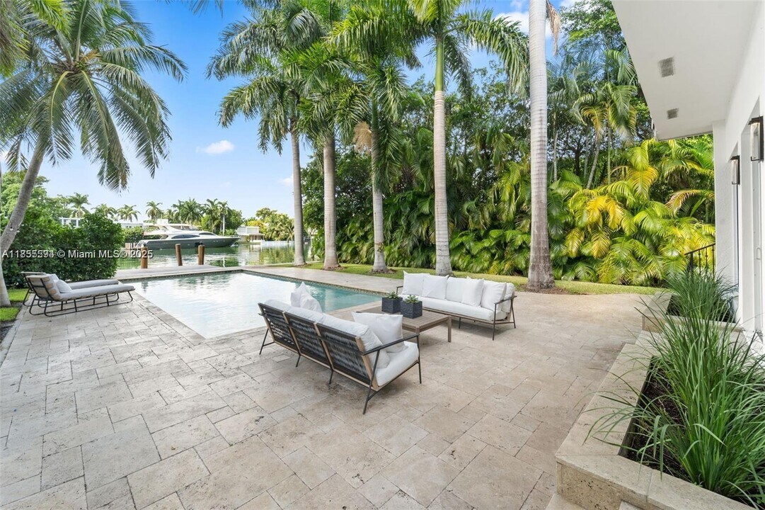 6300 Allison Rd in Miami Beach, FL - Building Photo