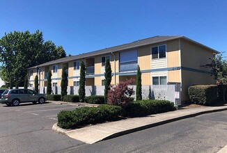 Brentwood Village Apartments in Medford, OR - Foto de edificio - Building Photo