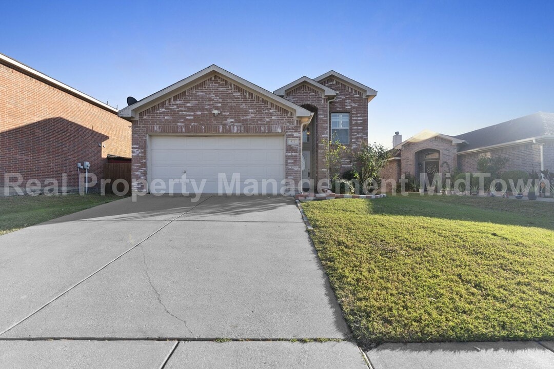 411 Cranbrook Ln in Grand Prairie, TX - Building Photo